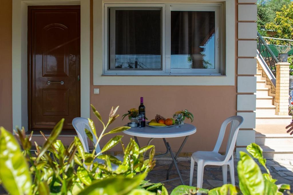 Takis & Eirini Family Apartments Perama  Ngoại thất bức ảnh